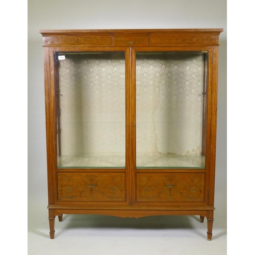 1034 - A good Victorian satinwood two door display cabinet with fine inlaid decoration and crossbanded top,... 