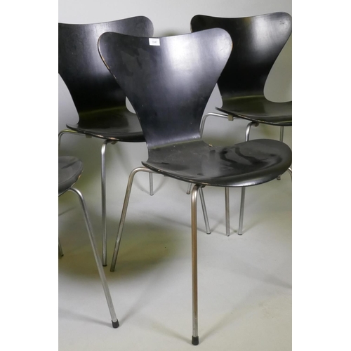 1047 - Seven mid century Danish Arne Jacobsen for Fritz Hansen Series 7 dining chairs, ebonised bent ply se... 