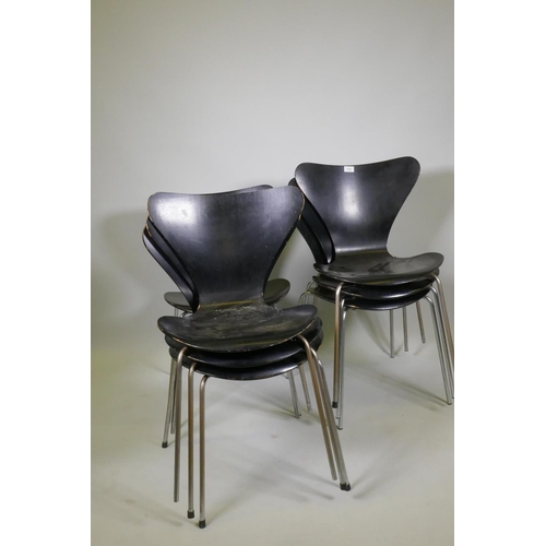 1047 - Seven mid century Danish Arne Jacobsen for Fritz Hansen Series 7 dining chairs, ebonised bent ply se... 