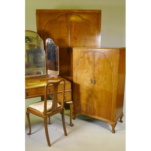 1057 - A good 1930s Waring & Gillow Queen Anne style bedroom suite in faded and mellowed walnut, compri... 