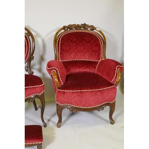 1093 - A pair of Victorian show frame walnut arm chairs, with carved and pierced backs, raised on shaped su... 