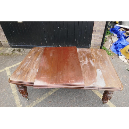 1233 - Victorian mahogany draw leaf dining table raised on carved bulbous supports with brass castors, with... 