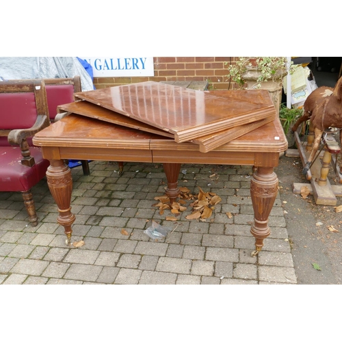 1234 - A Victorian style walnut draw leaf dining table with two leaves, lacks bearers, AF, 134 x 144cm, 283... 