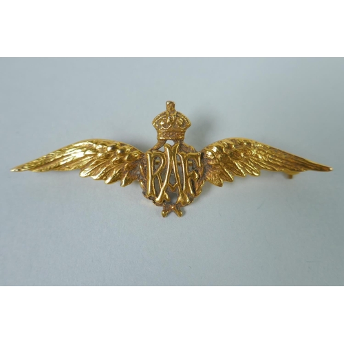 611 - A 9ct gold R.A.F. Wings pin/brooch, 5.8g