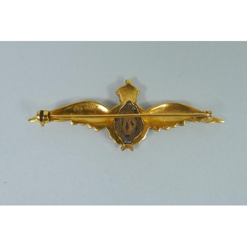 611 - A 9ct gold R.A.F. Wings pin/brooch, 5.8g