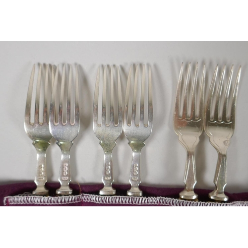 619 - A collection of silver to include a toast rack by Mason and Jones, Birmingham, 1937, 47g; a tea stra... 