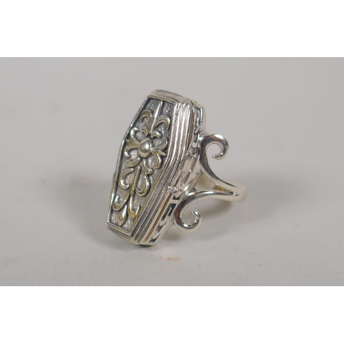 640 - A 925 silver ring set with a coffin opening to reveal a skeleton