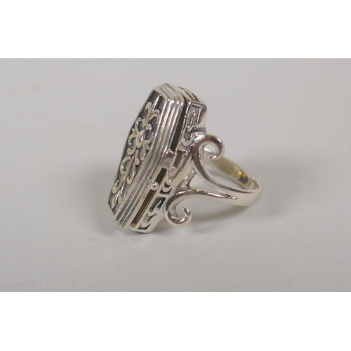 640 - A 925 silver ring set with a coffin opening to reveal a skeleton