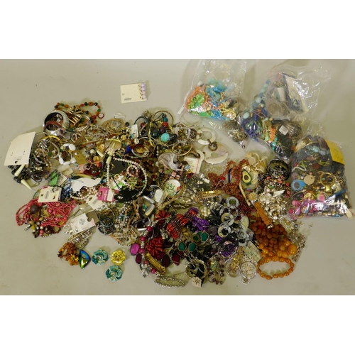 656 - A large quantity of modern costume jewellery