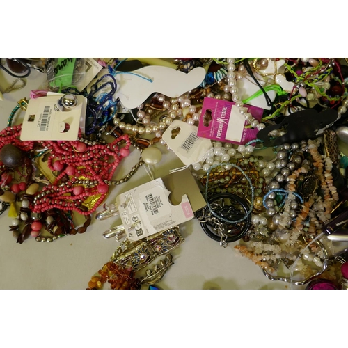 656 - A large quantity of modern costume jewellery