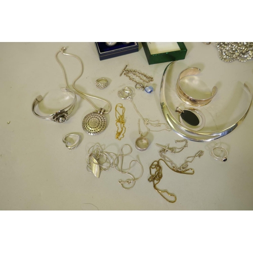 658 - A quantity of silver jewellery, approx 170g and diamante and other costume jewellery