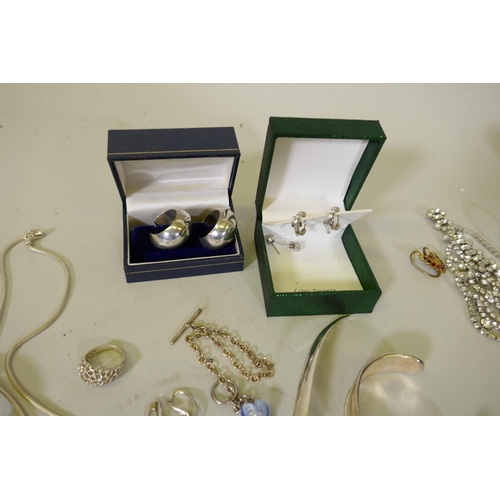 658 - A quantity of silver jewellery, approx 170g and diamante and other costume jewellery