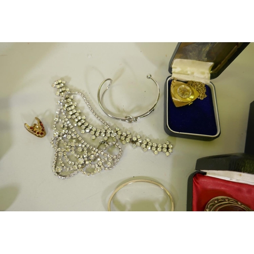 658 - A quantity of silver jewellery, approx 170g and diamante and other costume jewellery