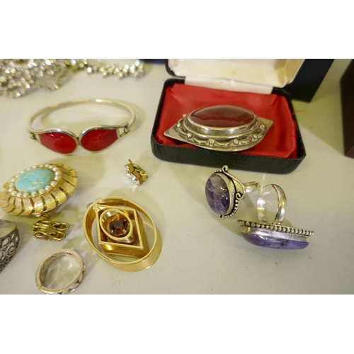 658 - A quantity of silver jewellery, approx 170g and diamante and other costume jewellery