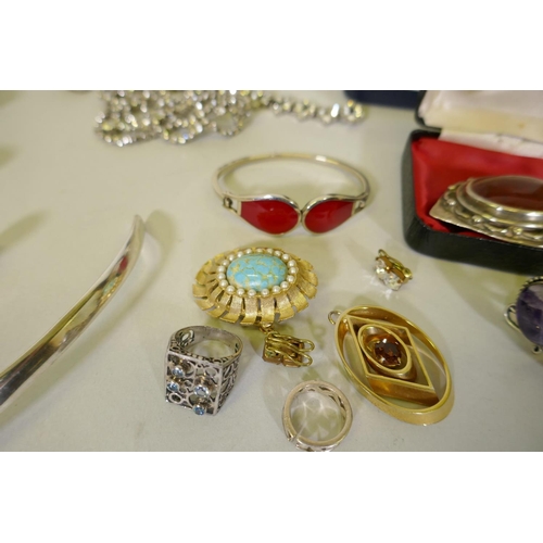 658 - A quantity of silver jewellery, approx 170g and diamante and other costume jewellery