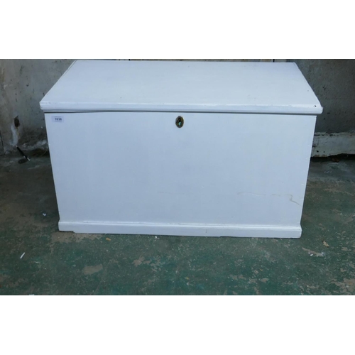 1038 - A Victorian painted pine blanket box, 85 x 47 x 49cm