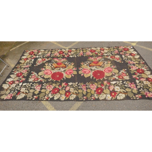 1045 - A Bessarabian kilim tapestry with anchor and cabbage rose design, 200 x 300cm