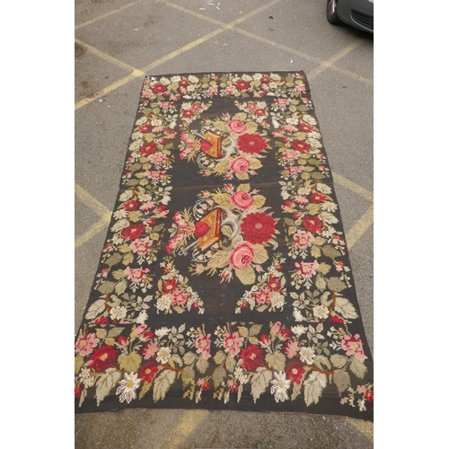 1045 - A Bessarabian kilim tapestry with anchor and cabbage rose design, 200 x 300cm