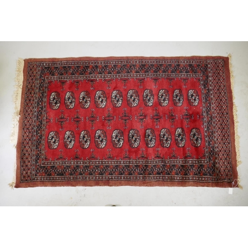 1048 - A Bokhara wool rug with traditional design, 94 x 157cm