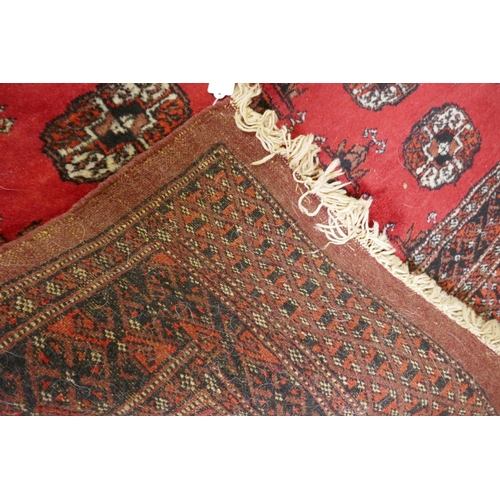 1048 - A Bokhara wool rug with traditional design, 94 x 157cm