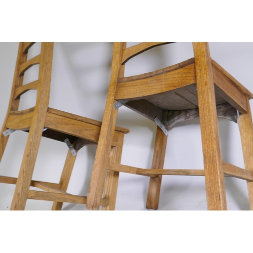 1094 - A pair of oak side chairs with tapered ladder backs