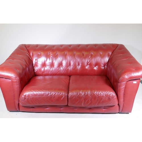 1096 - A Sisi Italia red leather two seater settee with button back, 200 x 110 x 80cm, and similar leather ... 