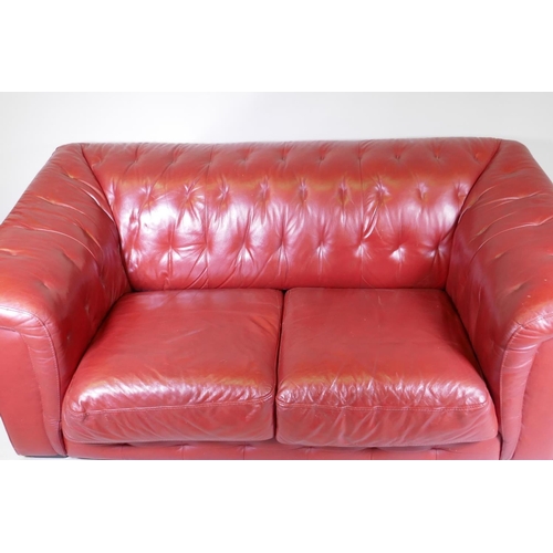 1096 - A Sisi Italia red leather two seater settee with button back, 200 x 110 x 80cm, and similar leather ... 