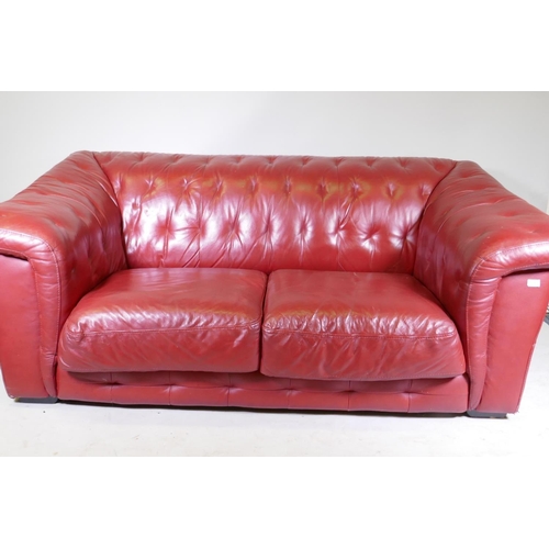 1096 - A Sisi Italia red leather two seater settee with button back, 200 x 110 x 80cm, and similar leather ... 