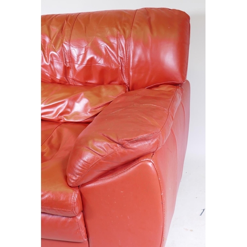 1096 - A Sisi Italia red leather two seater settee with button back, 200 x 110 x 80cm, and similar leather ... 