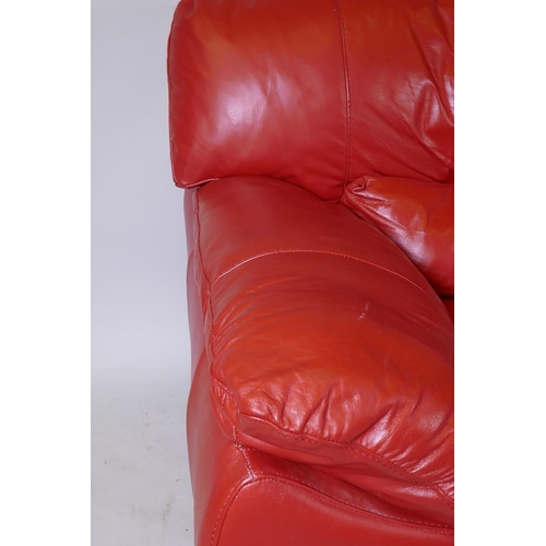 1096 - A Sisi Italia red leather two seater settee with button back, 200 x 110 x 80cm, and similar leather ... 