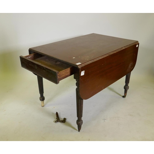 1185 - A George III mahogany pembroke table, with reeded edge top and single end frieze drawer, raised on r... 