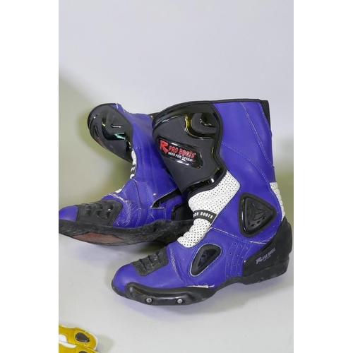 41 - Motorcycle gear: Honda top box, Pro boots size 42; Nitro NB101 Race boot, size 42; biker's boots siz... 