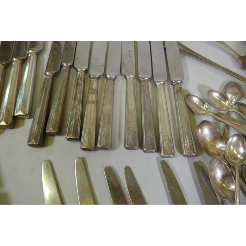 635 - A quantity of silver plated flatware, a set of twelve horn handled knives, a silver mounted server e... 