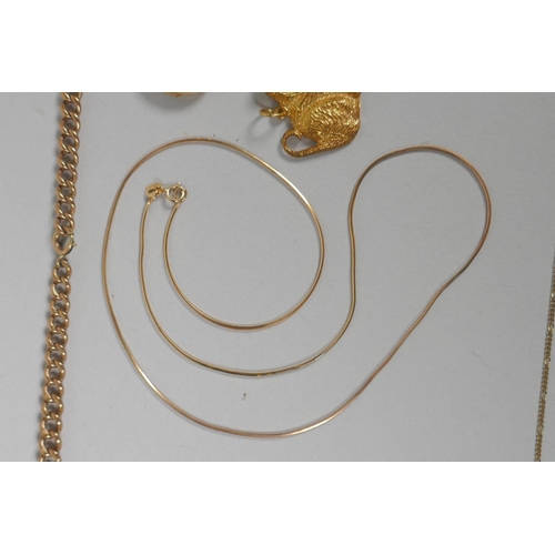 639 - A quantity of 9ct and 10ct gold jewellery to include necklaces, pendants, lockets, rings, chains and... 