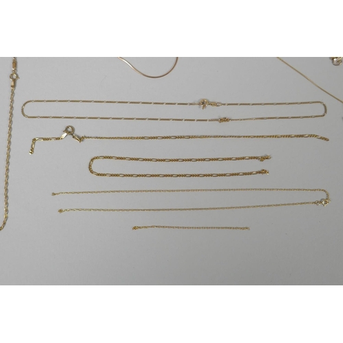 639 - A quantity of 9ct and 10ct gold jewellery to include necklaces, pendants, lockets, rings, chains and... 