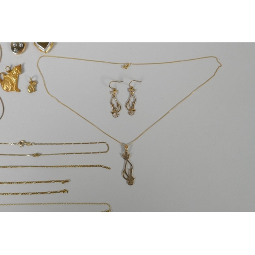 639 - A quantity of 9ct and 10ct gold jewellery to include necklaces, pendants, lockets, rings, chains and... 