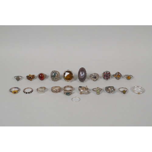 643 - A large quantity of gem set silver dress rings in assorted designs, 21 total, 121g gross