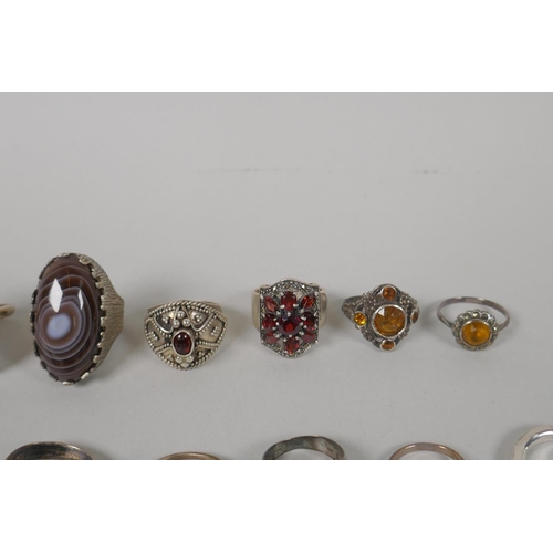 643 - A large quantity of gem set silver dress rings in assorted designs, 21 total, 121g gross