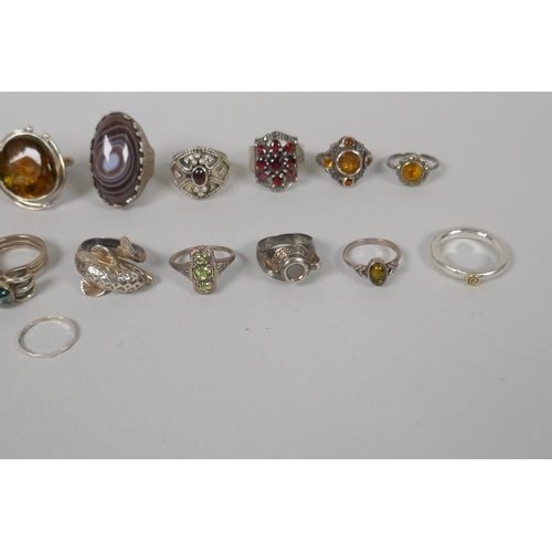 643 - A large quantity of gem set silver dress rings in assorted designs, 21 total, 121g gross