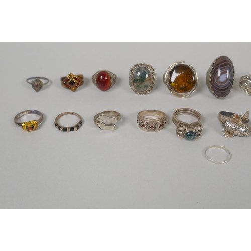 643 - A large quantity of gem set silver dress rings in assorted designs, 21 total, 121g gross