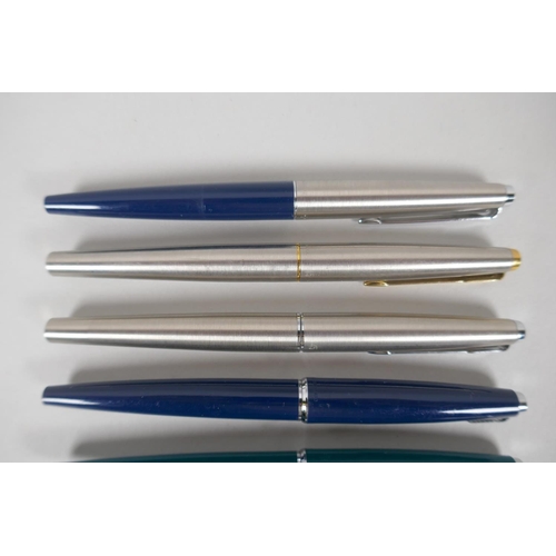 69 - A quantity of assorted fountain pens to include Parker 45s, Parker 51, Parker Classic, Waterman Foru... 