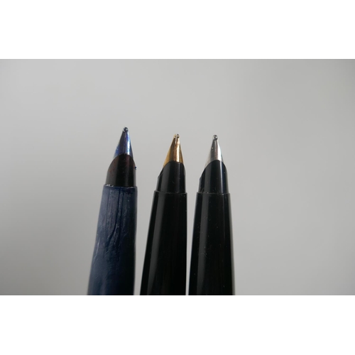 69 - A quantity of assorted fountain pens to include Parker 45s, Parker 51, Parker Classic, Waterman Foru... 