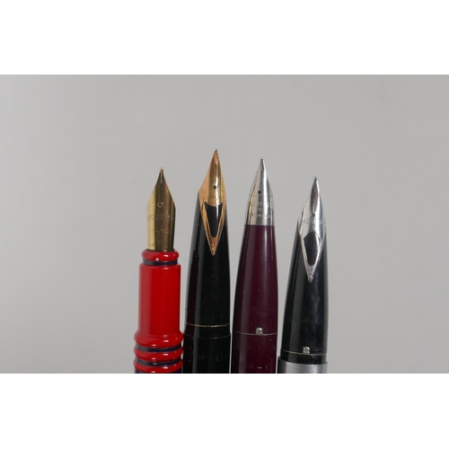 69 - A quantity of assorted fountain pens to include Parker 45s, Parker 51, Parker Classic, Waterman Foru... 