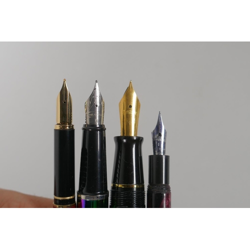 69 - A quantity of assorted fountain pens to include Parker 45s, Parker 51, Parker Classic, Waterman Foru... 