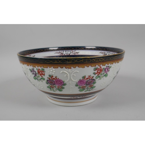 86 - A Samson porcelain footed bowl, decorated with a hand painted enamel armorial crest and flowers, 20c... 