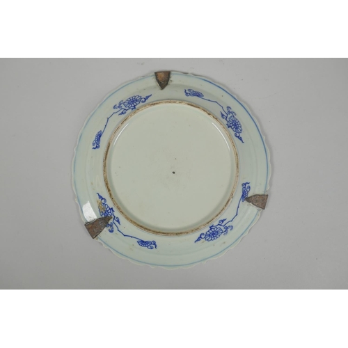 90 - A Chinese late C19th/early C20th blue and white porcelain dish with a lobed rim and phoenix decorati... 