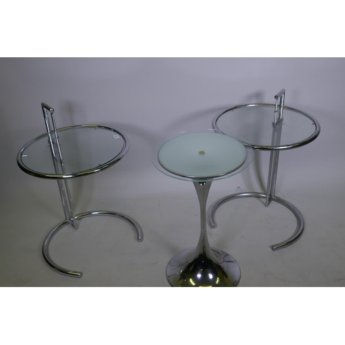 1018 - A near pair of Eileen Gray E1027 style designer adjustable occasional tables in chromed tubular meta... 