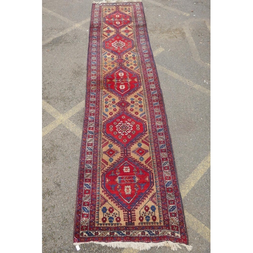 1044 - A C19th cream and red ground Heritz wool runner, 440 x 105cm