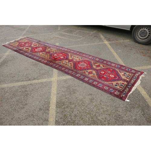 1044 - A C19th cream and red ground Heritz wool runner, 440 x 105cm