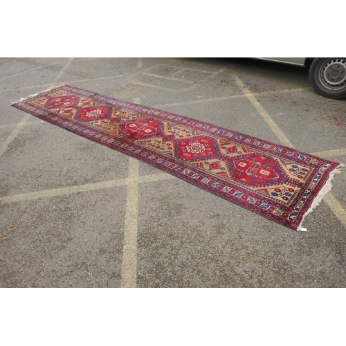 1044 - A C19th cream and red ground Heritz wool runner, 440 x 105cm